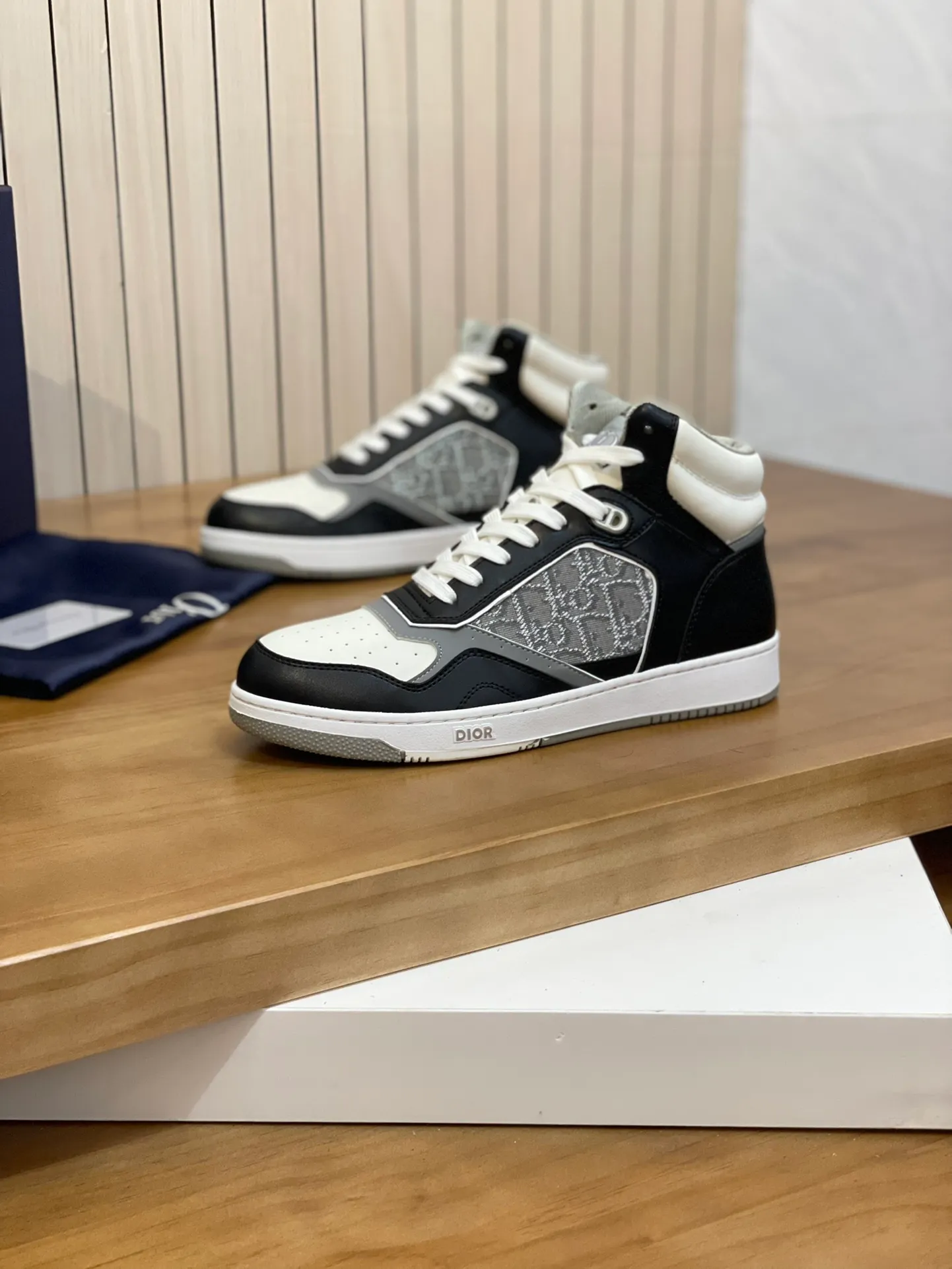 Men's shoes: 💰P460¥ Product trademark: Dior* "Dior*" high-top casual shoes Regular size: 38-44 (can be customized to 45.46) Product materials: Upper imported cowhide stitched with original fabric, breathable lining, original outsole. Number: 1006